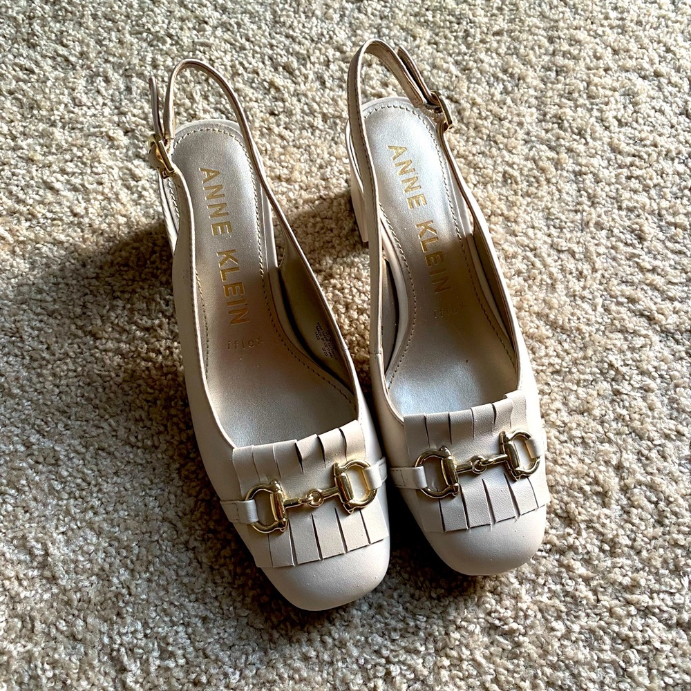 Anne Klein beige slingback pumps